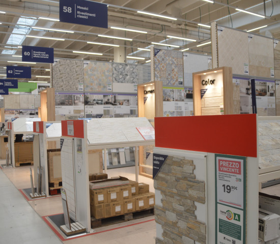 Clear store layout: In Italy, too, Leroy Merlin guides customers through all departments via a compulsory route. Clear store layout: In Italy, too, Leroy Merlin guides customers through all departments via a compulsory route.