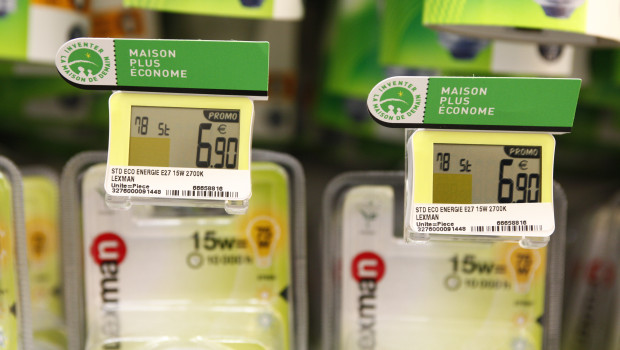 The superstore in Valence is equipped with an electronic price-labelling system. 8 700 articles carry the company's own logo which marks them out as environmentally sound and energy-saving.