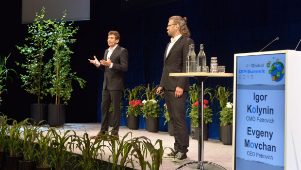CEO Evgeny Movchan (l.) introduces Petrovich’s new store concept together with marketing boss Igor Kolynin at the Global DIY Summit in Stockholm last year.