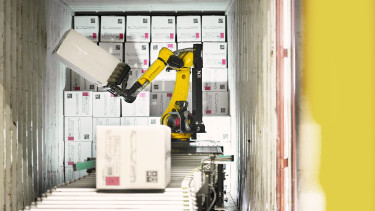 Robots handle goods receipt at the Bauhaus central warehouse