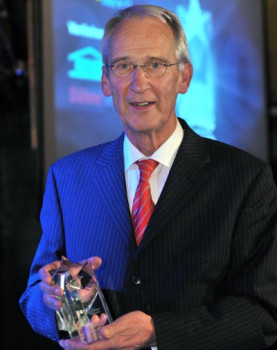 Hans-Rudolf Müller accepted the DIY Lifetime Award within the framework of the 11th International BHB Home Centre Congress.