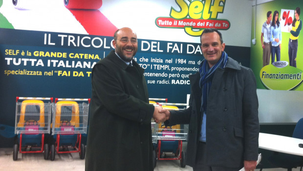 Bricoalliance managing director Jeroen Lauwers (right) welcomes Enrico Gardino and his Self DIY chain to membership of the organisation.

