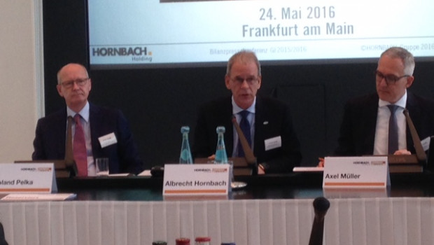 Albrecht Hornbach (centre) commented on the company’s strategy while presenting the results in Frankfurt.