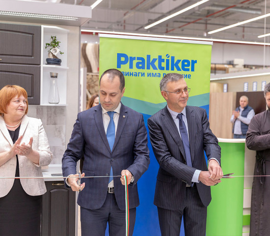 With the church’s blessing: Kalin Kamenov, Mayor of Vratsa Municipality, and Todor Belchev, Chairman of the Board of Directors of Videolux Holding, cut the tape for Praktiker Vratsa.
