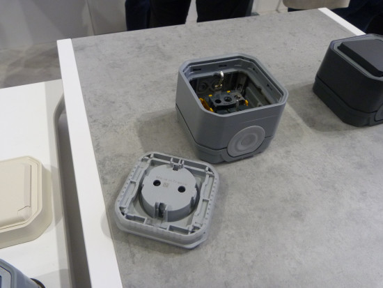 Legrand offers electricians a series of surface-mounted outlets that are particularly easy to install and replace.