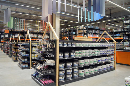 In the paint and wall covering departments, the wooden decor of the presentation, with its suggested roof shape, emphasizes the theme of home improvement. In the paint and wall covering departments, the wooden decor of the presentation, with its suggested roof shape, emphasizes the theme of home improvement.