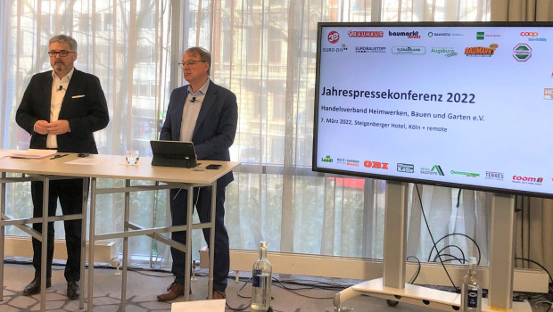 Franz-Peter Tepaß (r.), president of the BHB, and managing director Peter Wüst informed about the situation of the German home improvement retail industry.