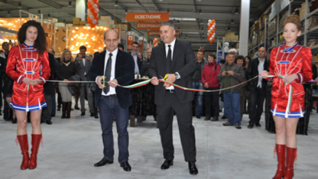 Praktis boss Lyuben Milchev (2nd from right) opened the new store in Ruse. 