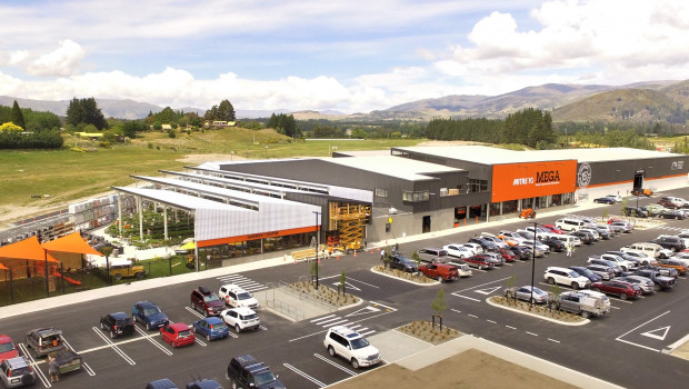 The new Mitre 10 in Wanaka has over 4 870m² of retail area, a 3 900m² garden centre area and a trade and timber yard with 10 000 m².