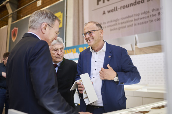 The Governor of Upper Austria, Thomas Stelzer, also attended the opening ceremony. Franz Neuhofer Senior and Junior gave him a tour of the plant. The Governor of Upper Austria, Thomas Stelzer, also attended the opening ceremony. Franz Neuhofer Senior and Junior gave him a tour of the plant.