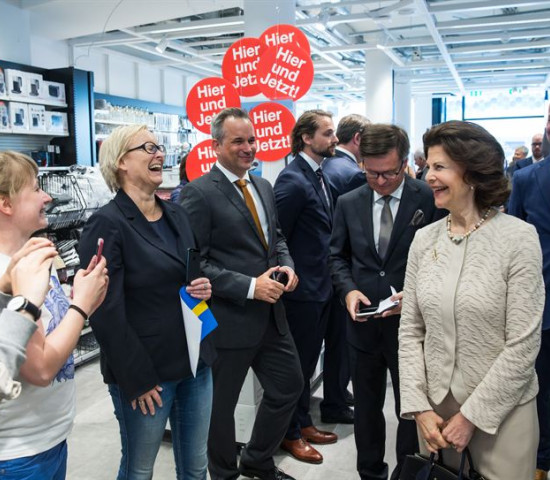 During the visit the Queen was shown around the 1 800 m² large store, and took the time to meet both staff and customers in the store. During the visit the Queen was shown around the 1 800 m² large store, and took the time to meet both staff and customers in the store.