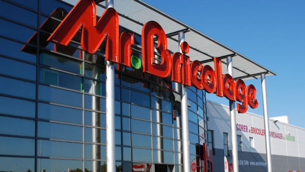 350 stores of the group are operated under the Mr. Bricolage brand.