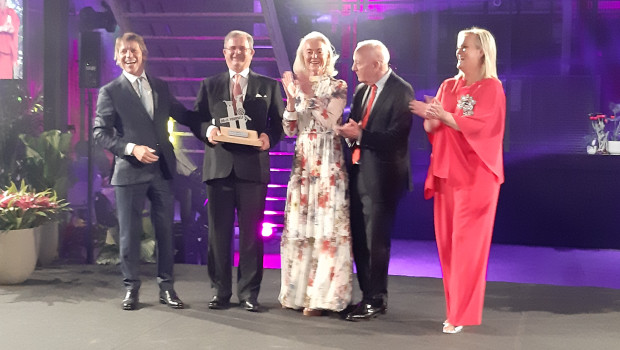 Award ceremony in Amsterdam (from the left): Erwin Van Osta, Carl Otto Løvenskiold and his wife, John Herbert and Caroline Van der Voort. Award ceremony in Amsterdam (from the left): Erwin Van Osta, Carl Otto Løvenskiold and his wife, John Herbert and Caroline Van der Voort.