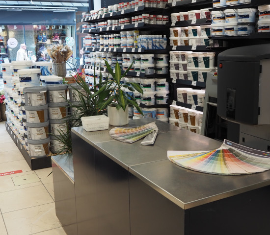 The urban store also offers its customers a fully equipped colour mixing centre.