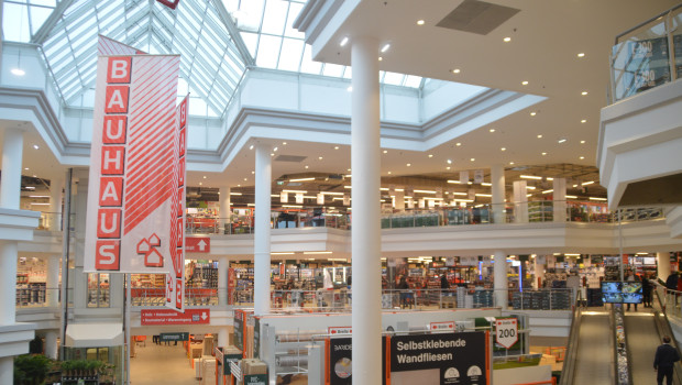 A Bauhaus with a glass roof and atrium in the centre: in Vienna, Bauhaus deviates from the usual shop layout.