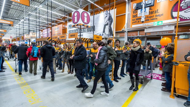 Rush at the opening of the new Hornbach in Duiven.