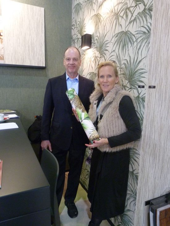 This year's Wallpaper of the Year was chosen during the trade fair. First place went to a self-adhesive wallpaper from Rasch that perfectly captures the spirit of the times, according to VDT Managing Director Karsten Brandt and PR consultant Ulrike Reich.