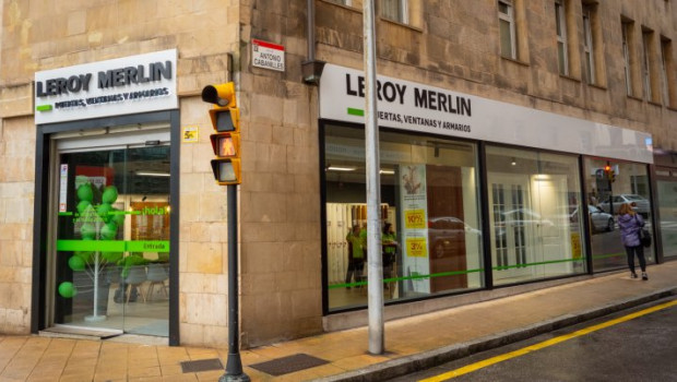 The new Leroy Merlin Puertas, Ventanas y Armarios offers its services in a showroom with just 100 m² sales area.