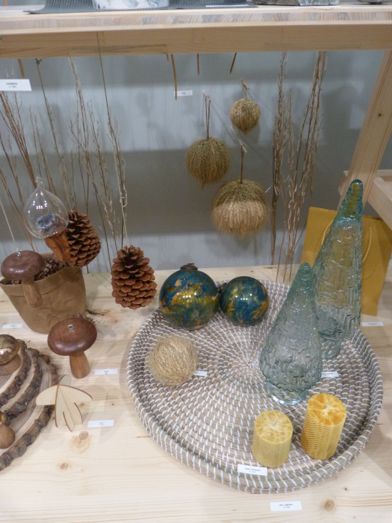 Why not hang a pine cone on the tree? Natural materials also played a role at Christmasworld.