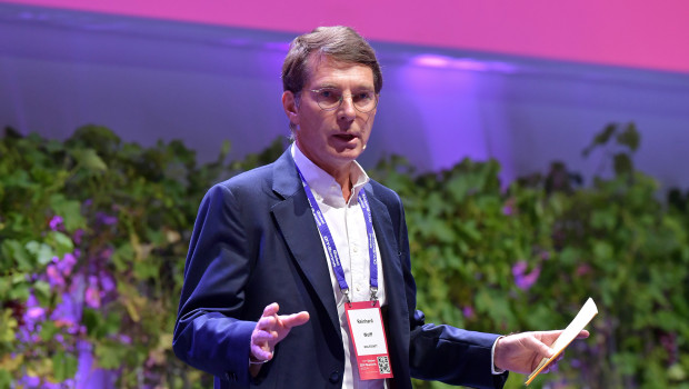 Reinhard Wolff - here on stage at the Global DIY-Summit 2024 in Rome - has been working in the industry for more than four decades. As President of the manufacturers' association Hima, he has played a key role in shaping cooperation within the industry and with retailers in particular.
