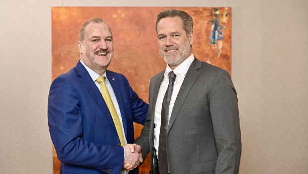Johannes Schuller (l.) hands over the chairmanship of the Hagebau supervisory board to Robert Grieshofer.