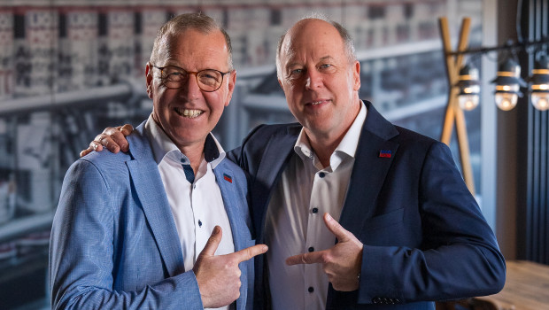 Managing Director Salvatore Coniglio (left) hands over his role as export manager to Ingo Lindner.